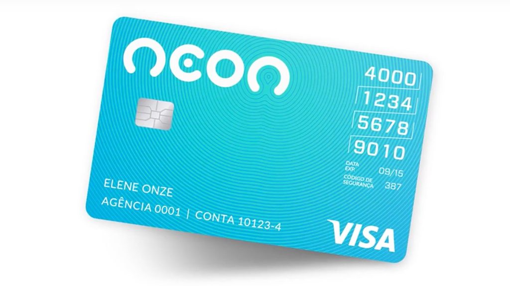 Imagem de um cartao de credito Neon na cor azul-turquesa com efeito de círculos concêntricos no fundo. O cartão exibe chip metálico, nome do titular, agência, número da conta, número completo do cartão e validade, além da bandeira Visa no canto inferior direito. O design moderno e minimalista destaca a proposta digital e prática do cartao de credito Neon.