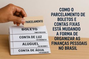Uma mão segura um cartão bege com a palavra “Parcelamento” sobre uma pilha de envelopes identificados como boleto, conta de luz, aluguel e conta de água. A composição destaca como o parcelamento pode ajudar na organização das finanças pessoais ao distribuir despesas ao longo do tempo. O fundo neutro e a mesa de madeira reforçam a ideia de rotina doméstica e planejamento financeiro.