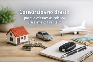Composição com miniatura de casa, carro e avião sobre uma mesa, acompanhados de chaves, caderno, caneta, dinheiro e controle remoto de veículo, simbolizando decisões de compra planejadas e estratégias de finanças pessoais por meio de consórcios no Brasil.