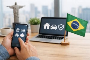 Mãos segurando um smartphone com ícones de serviços financeiros digitais na tela, ao lado de um notebook exibindo símbolos de proteção, casa e carro, com uma pequena bandeira do Brasil sobre a mesa e o Cristo Redentor ao fundo. A imagem representa o conceito de finanças no contexto do Open Finance no Brasil, destacando como o compartilhamento de dados financeiros influencia escolhas financeiras mais conscientes e personalizadas.