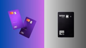 Imagem comparativa de cartão de crédito mostrando dois cartões roxos do Nubank com bandeira Mastercard sobre fundo em degradê azul e roxo à esquerda, e um cartão de crédito XP Visa Infinite preto com chip e símbolo de pagamento por aproximação sobre fundo cinza à direita. Os cartões do Nubank exibem os nomes “Gabriela Lima” e “Lucas Oliveira”, enquanto o cartão XP apresenta a marca Visa Infinite na parte superior e o logotipo XP na parte inferior.