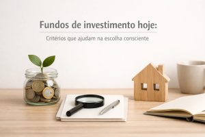 Imagem com tema de investimentos mostrando um pote de vidro com moedas e uma pequena planta crescendo, simbolizando crescimento financeiro. Ao lado, há uma lupa sobre um caderno e uma caneta, representando análise e planejamento. Também aparece uma pequena casa de madeira e um caderno aberto, sugerindo organização e objetivos financeiros. Ao fundo, o título “Fundos de investimento hoje: critérios que ajudam na escolha consciente” reforça o conceito de decisões estratégicas em investimentos.