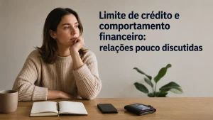 Mulher jovem sentada à mesa em ambiente minimalista observa pensativa o horizonte enquanto itens financeiros como carteira, smartphone e caderno aparecem sobre a mesa. Ao fundo, parede clara e planta decorativa criam atmosfera limpa e moderna. O título “Limite de crédito e comportamento financeiro: relações pouco discutidas” aparece integrado à composição, reforçando o tema sobre cartão de crédito e hábitos financeiros.